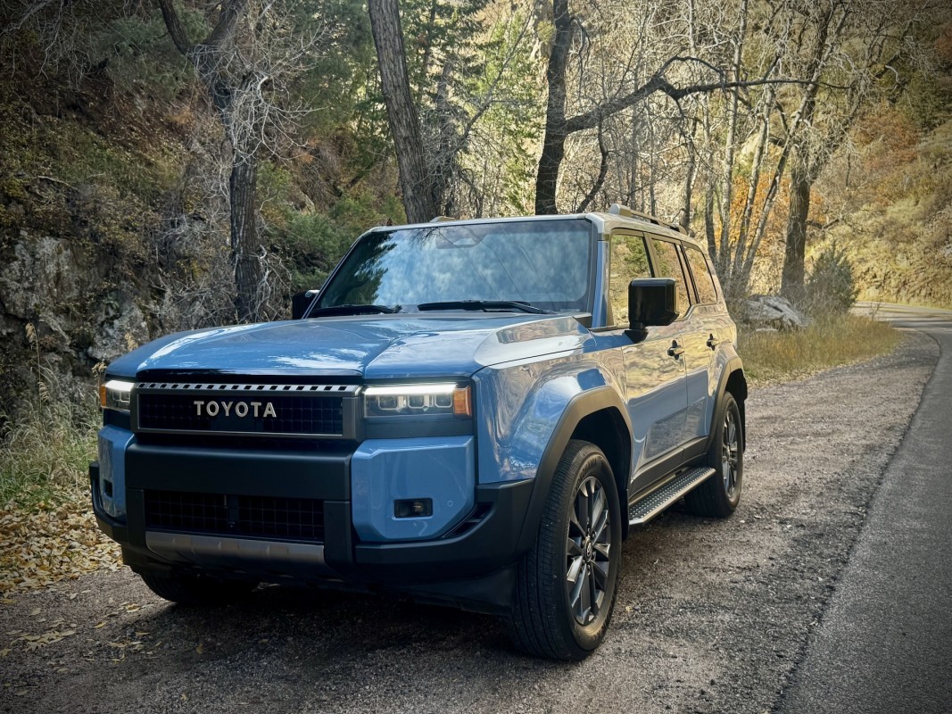 Toyota Land Cruiser 2025 : la bête qui danse entre luxe et boue