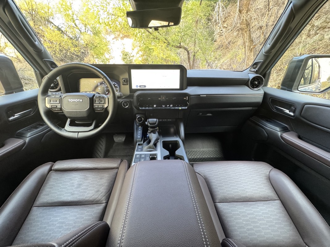 Toyota Land Cruiser 2025: het beest dat danst tussen luxe en modder