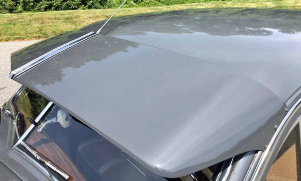 Близкий план внешнего солнцезащитного козырька на сером автомобиле