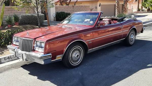 Левый вид спереди 3q красного кабриолета Buick Riviera 1982 года с опущенным верхом
