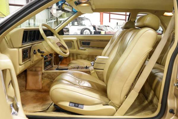 Imagem do interior da Lincoln Mark VII Bill Blass Edition de 1984 em dourado