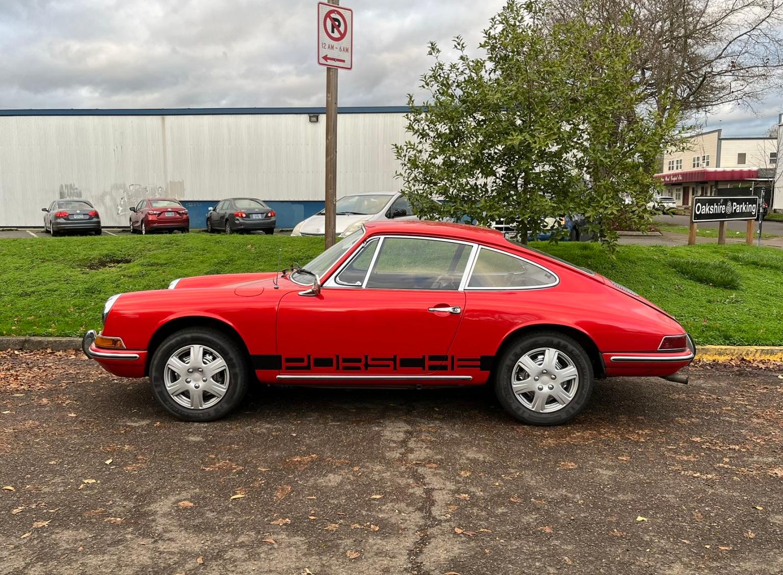 Foto eines roten 1968 Porsche 912 mit billigen Kunststoffradkappen