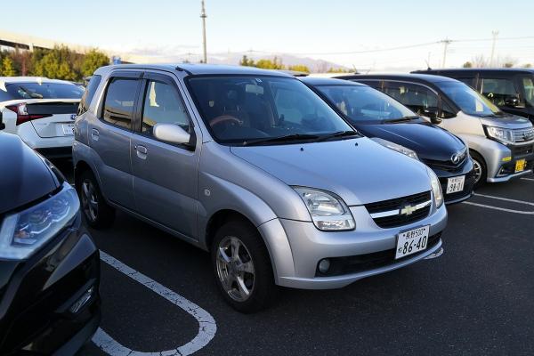 Foto eines silbernen 2001 Chevrolet Cruze Crossover auf einem japanischen Parkplatz