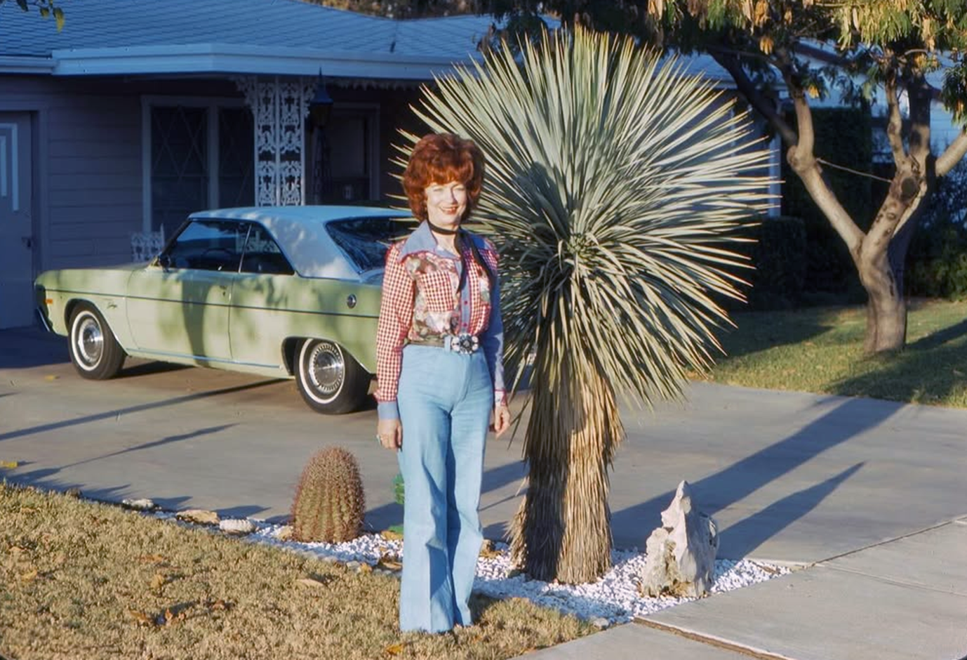 Les voitures et la mode des années 60 à 80 : un voyage rétro fascinant