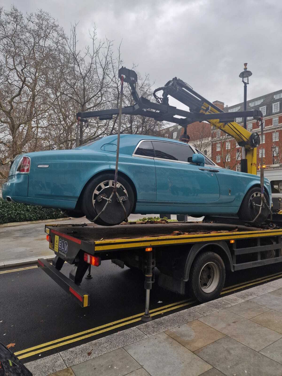  لندن سئمت من المليونيرات الأجانب الذين يتجنبون الغرامات، لذا فإنها تسحب سياراتهم الفاخرة