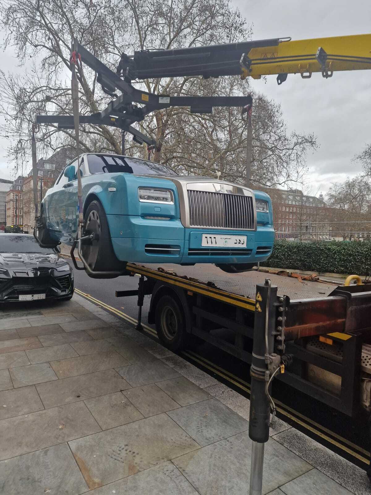  لندن سئمت من المليونيرات الأجانب الذين يتجنبون الغرامات، لذا فإنها تسحب سياراتهم الفاخرة