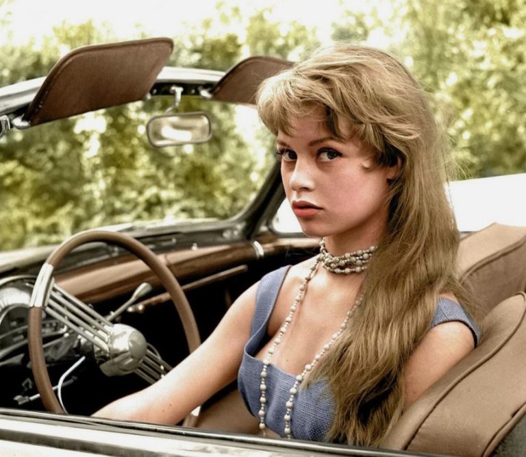 Les voitures emblématiques de Brigitte Bardot : entre glamour et simplicité