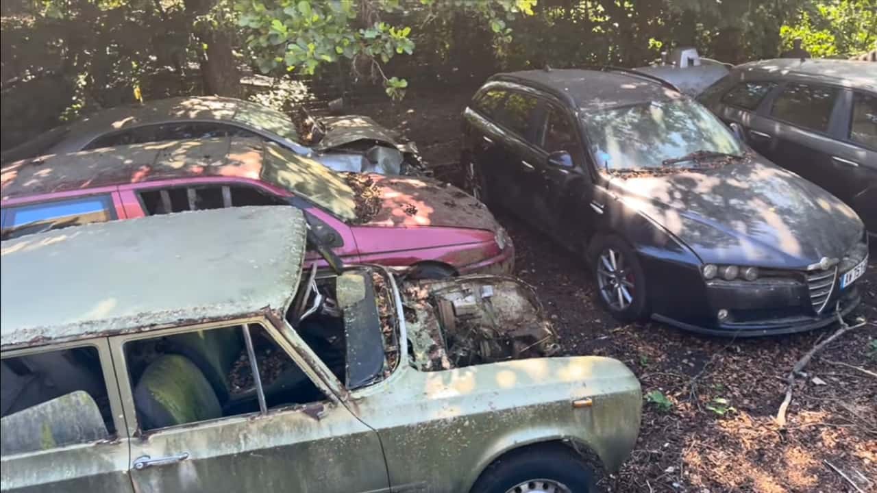 Alfa Romeo : découverte d’un concessionnaire abandonné rempli de trésors oubliés