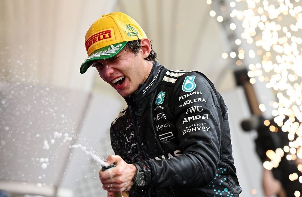 Kimi Antonelli op het podium van de Grote Prijs van São Paulo.