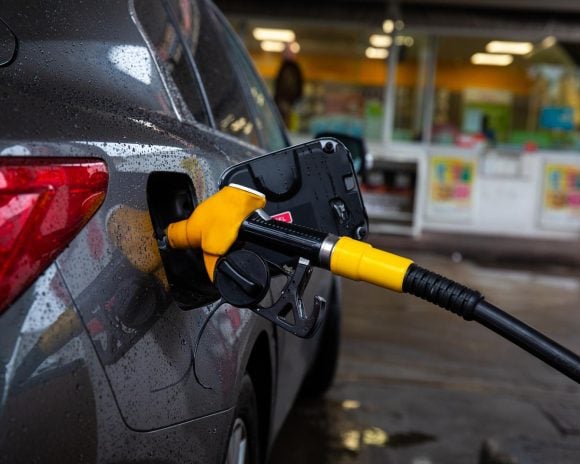 La baja actual de los precios de los combustibles es engañosa: incluso sin aumento del petróleo, un aumento en la gasolinera ya está programado para principios de 2026. &copy; Yayimages