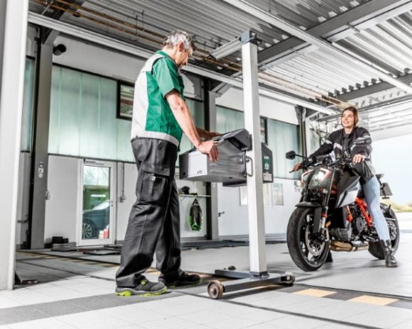 Starting in 2026, a one-minute delay is planned between the validation of inspection operations and the return of the vehicle to its owner as part of the technical inspection of two-wheelers, three-wheelers, and quadricycles. © Dekra