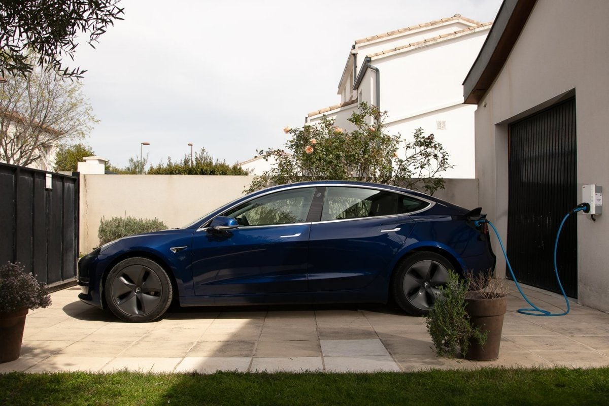 Installer une borne de recharge électrique à domicile : guide pratique et avantages