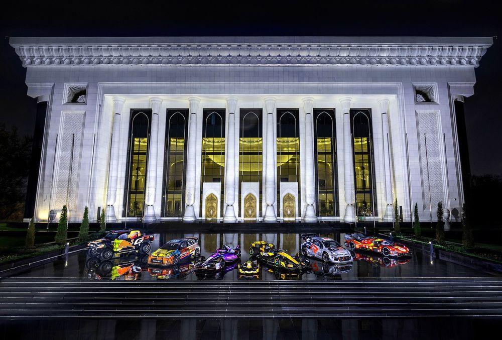 De traditionele foto van de gekroonde voertuigen.