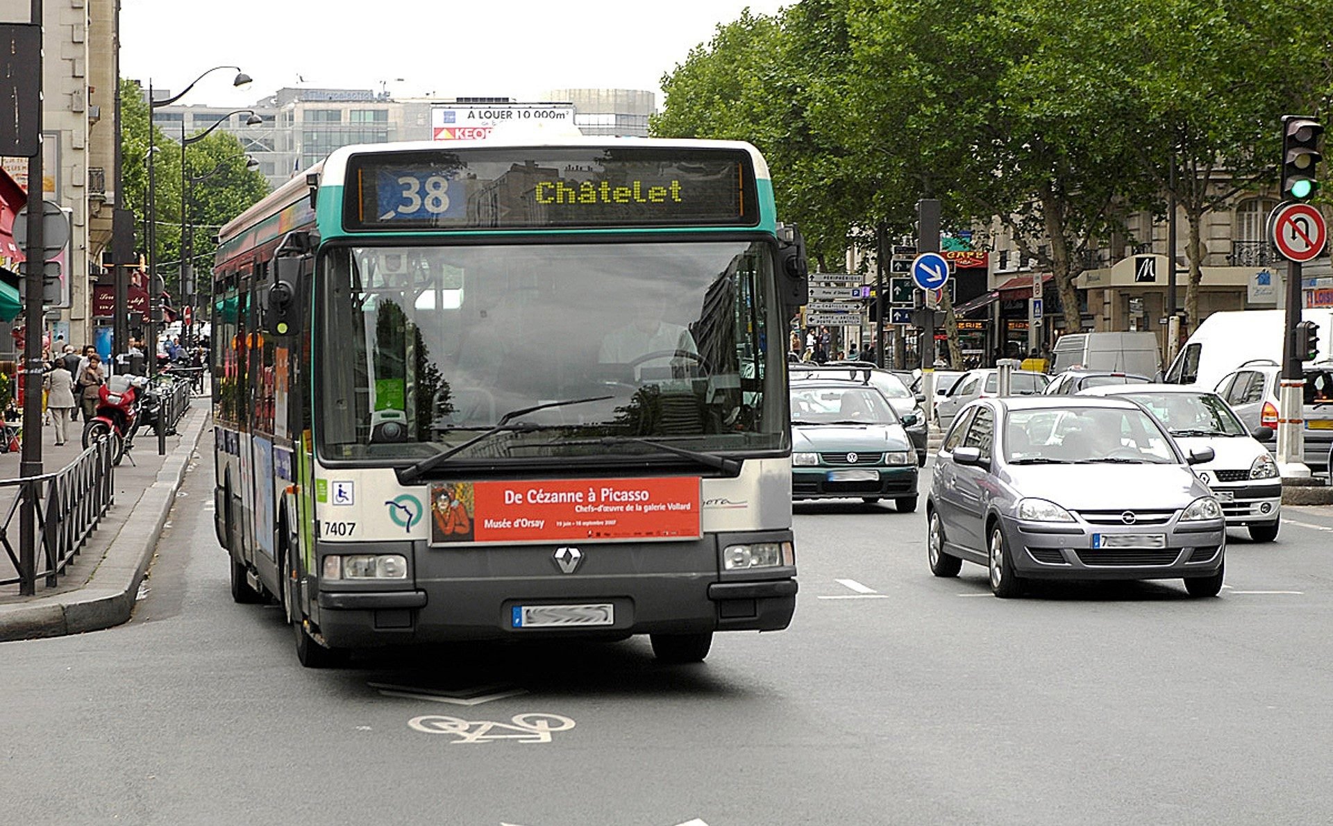 Bus ou car : quelles différences majeures entre ces deux géants des routes ?