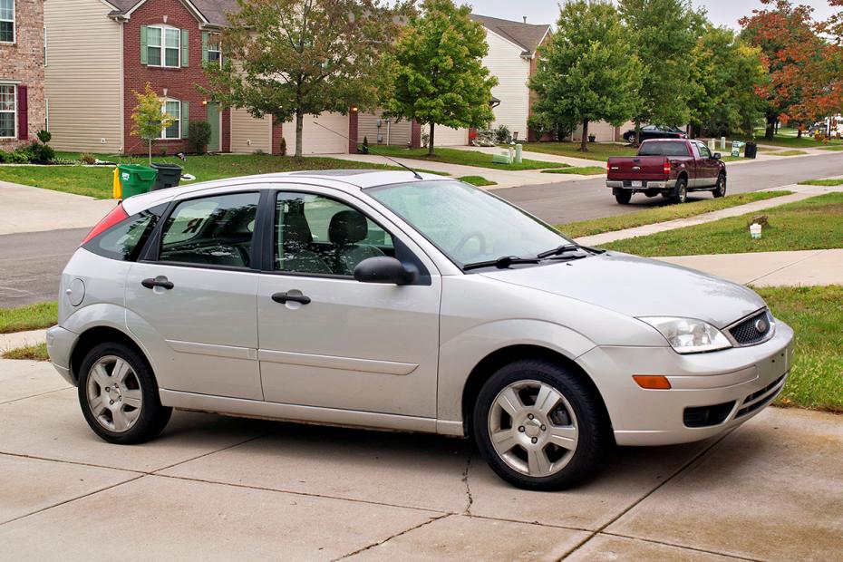 2006 Ford Focus 5-door hatchback parked on a driveway