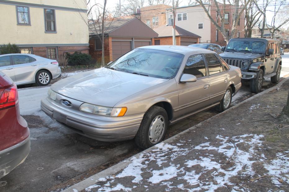1993 Ford Taurus GL. Edgewater, Chicago, Illinois. Sunday, January 26, 2025.