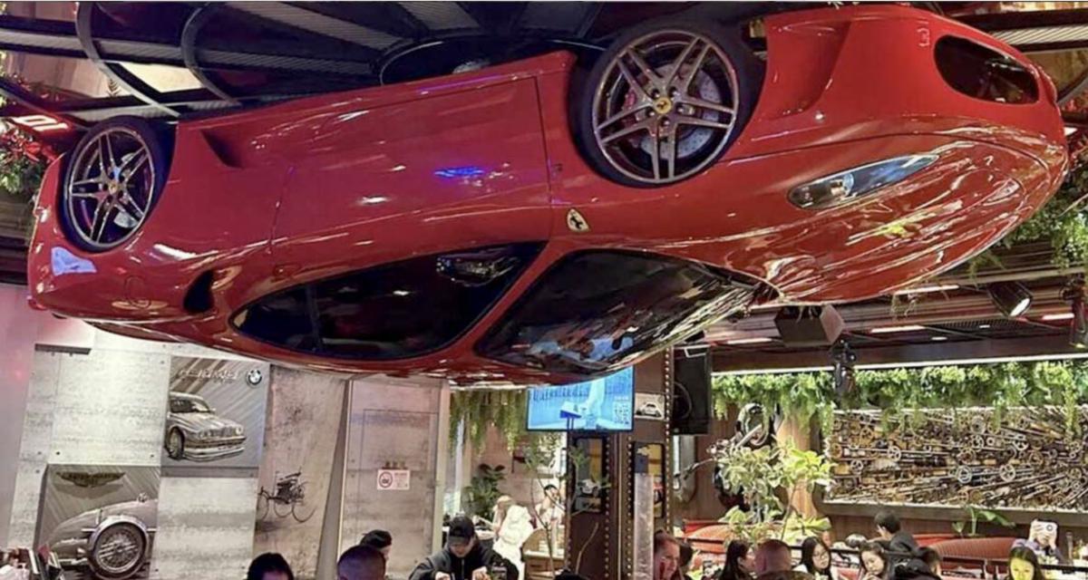 Un restaurant chinois où l’on dîne sous une Ferrari F430 suspendue