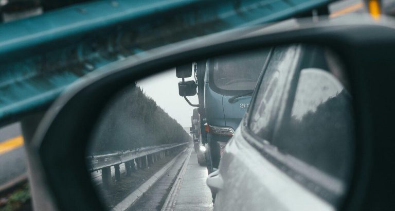 Vitesse record : un conducteur relaxé grâce à une faille dans la métrologie