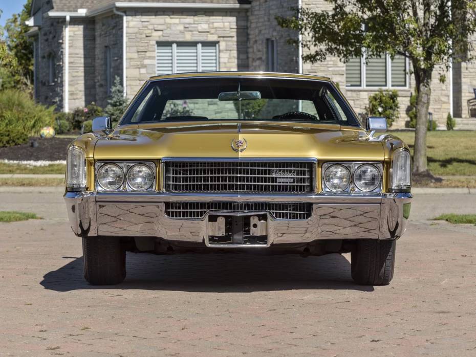 Przedni widok złotego 1970 Eldorado