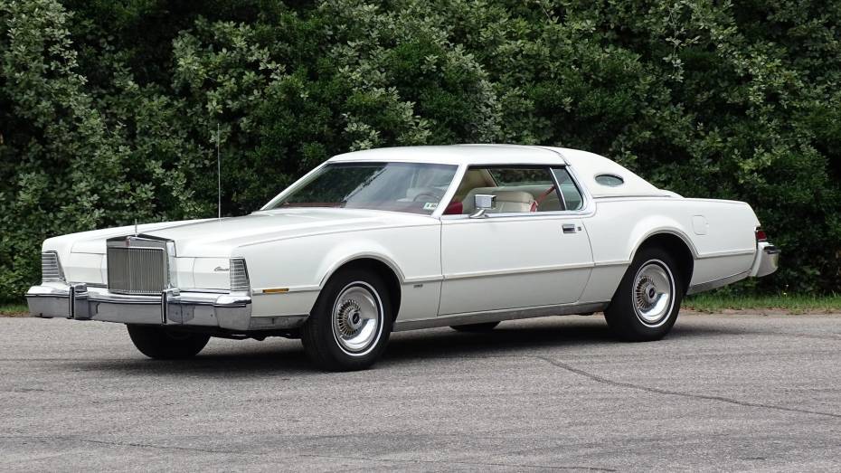 Vista frontal 3q esquerda de um Mark IV branco de 1975