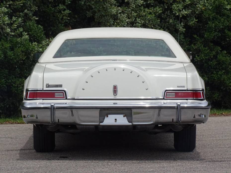 Vista traseira de um Mark IV branco de 1975