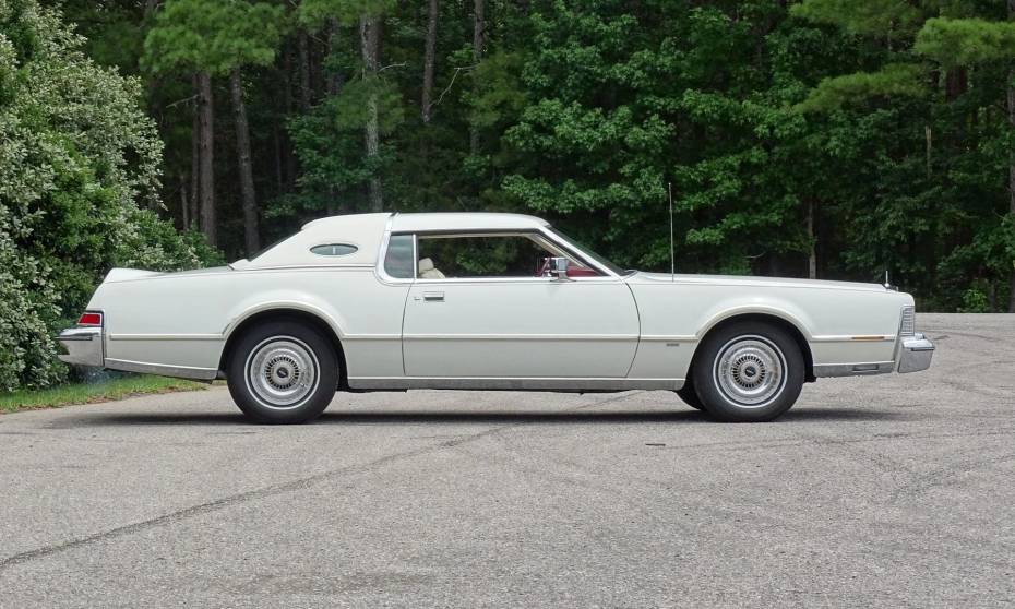 Vista lateral direita de um Mark IV branco de 1975