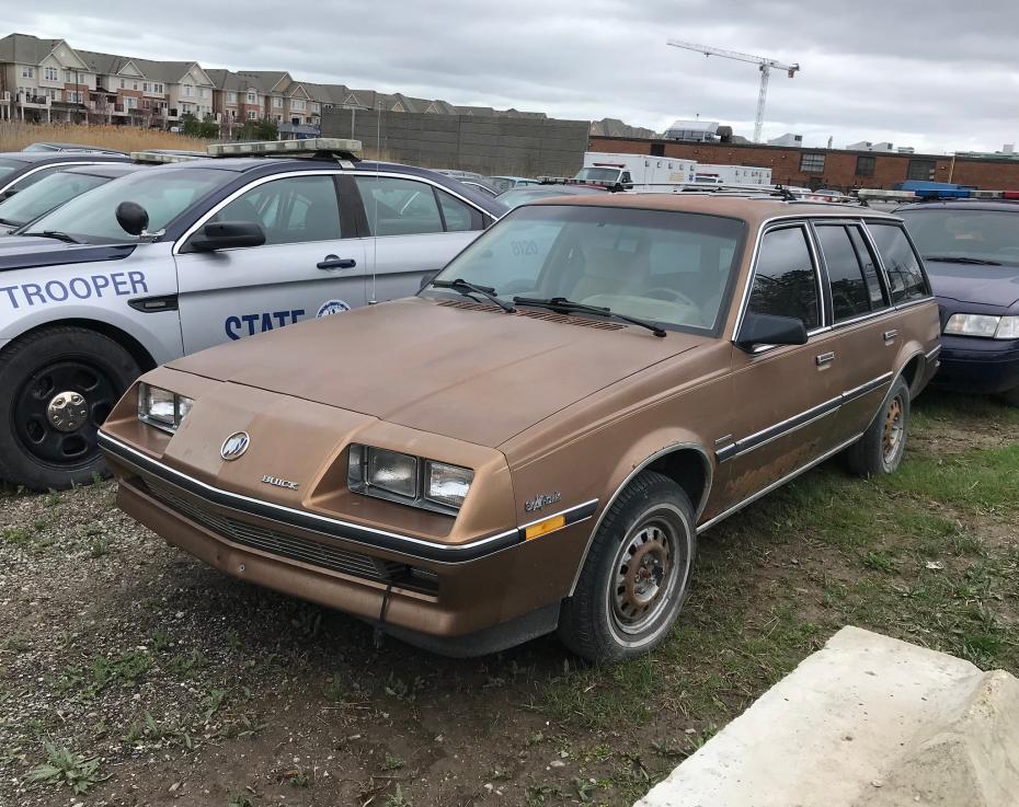 Foto eines braunen Buick Skyhawk Kombis von 1984
