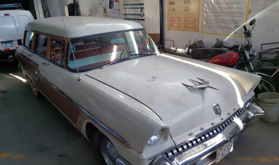 صورة لعربة ميركوري مونتيري 1955 البيضاء في مرآب