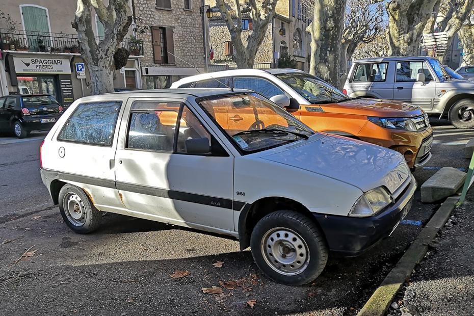 1995 Citroën AX 4x4 zaparkowany przy krawężniku
