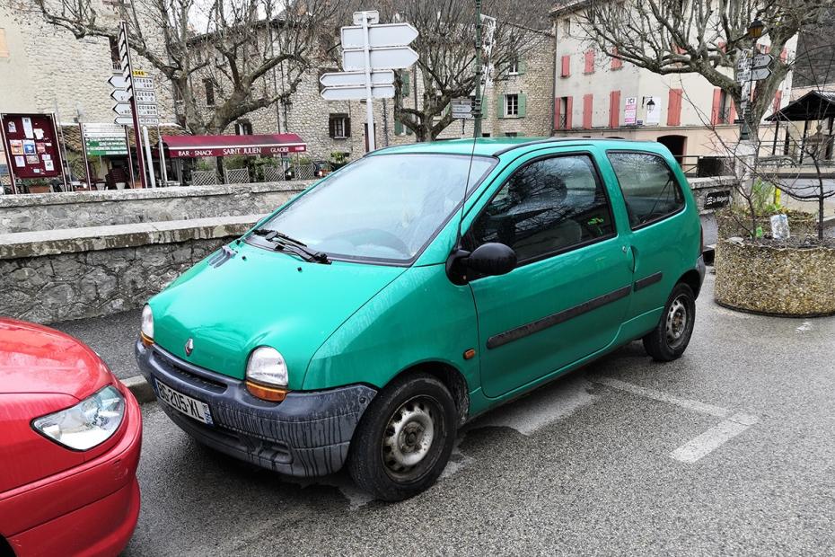 1995年雷诺Twingo掀背车的金属绿色照片