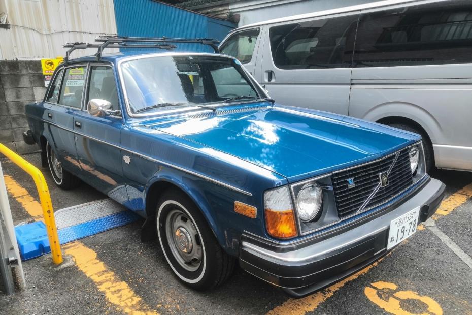 Una Volvo 244 DL del 1978 ben conservata parcheggiata a Tokyo