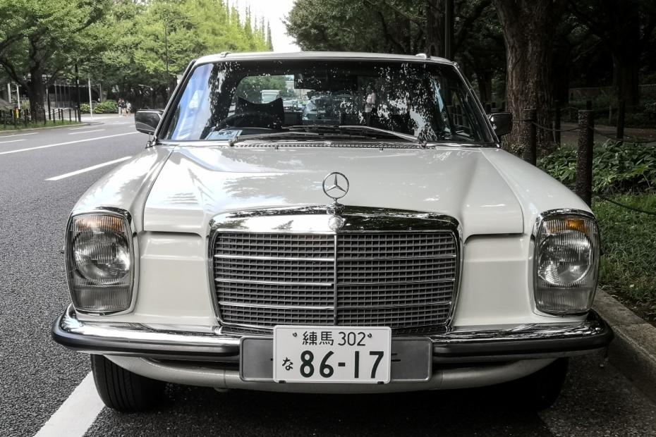 Mercedes-Benz 280 CE (W114) : A eleg&acirc;ncia &agrave; cruzamento de caminhos