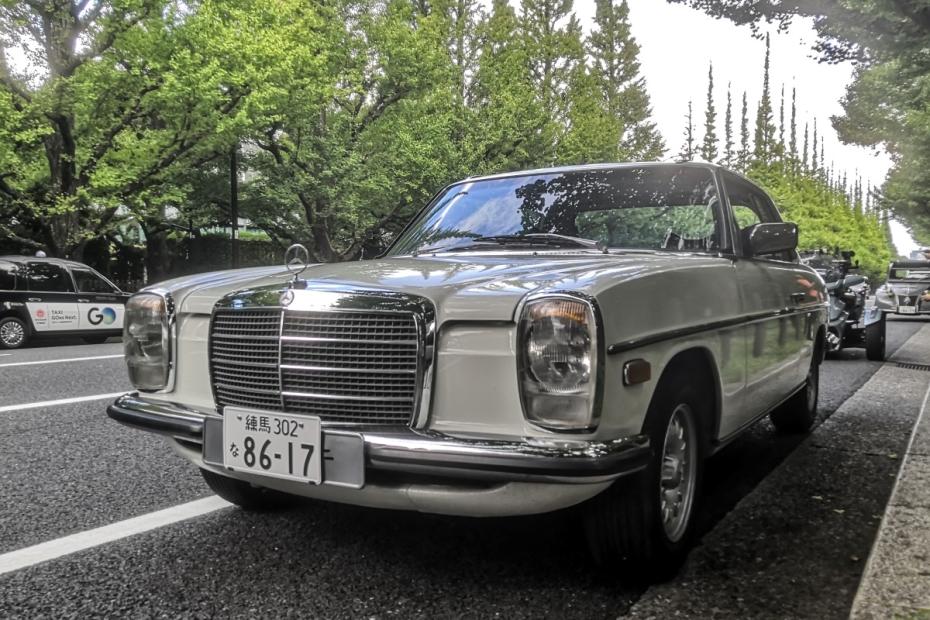Mercedes-Benz 280 CE (W114) : A eleg&acirc;ncia &agrave; cruzamento de caminhos