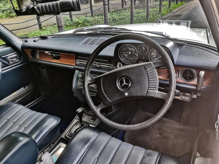 Mercedes-Benz 280 CE (W114) : A eleg&acirc;ncia &agrave; cruzamento de caminhos