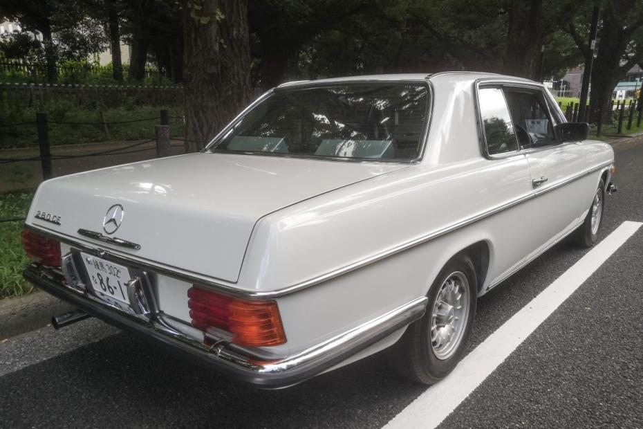 Mercedes-Benz 280 CE (W114) : A eleg&acirc;ncia &agrave; cruzamento de caminhos