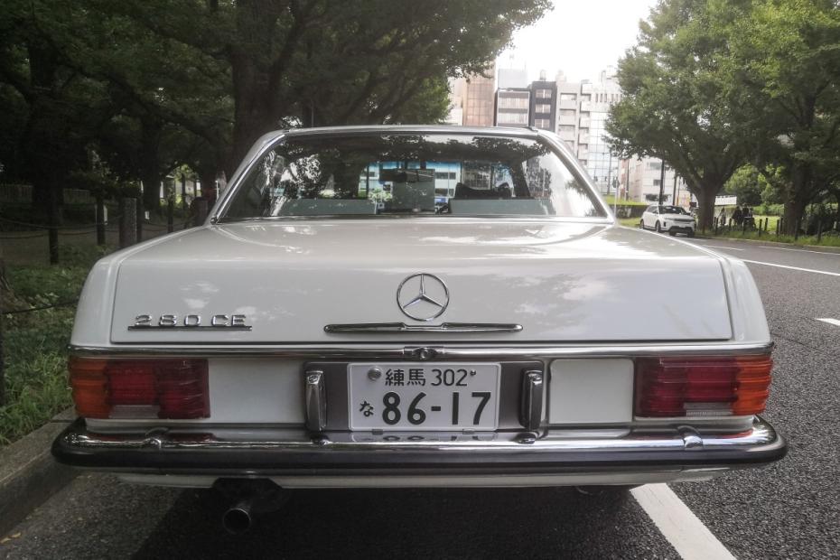 Mercedes-Benz 280 CE (W114) : A eleg&acirc;ncia &agrave; cruzamento de caminhos