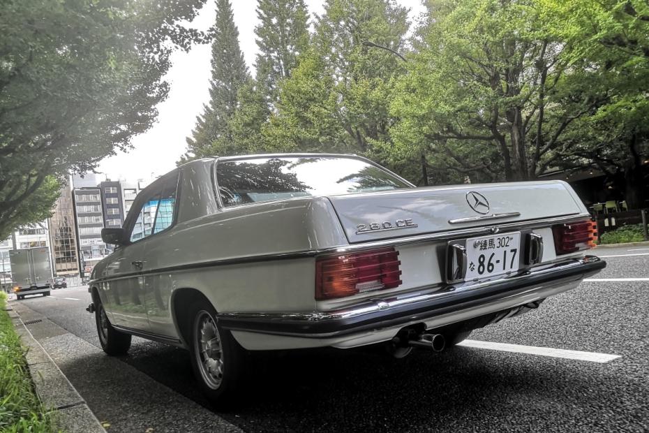 Mercedes-Benz 280 CE (W114) : A eleg&acirc;ncia &agrave; cruzamento de caminhos