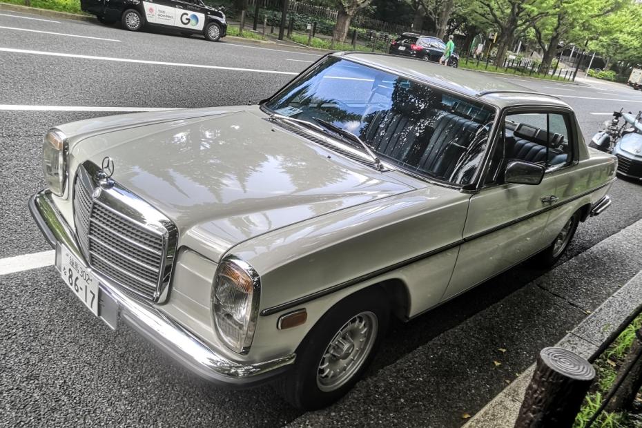 Mercedes-Benz 280 CE (W114) : A eleg&acirc;ncia &agrave; cruzamento de caminhos