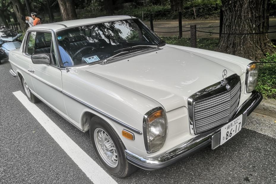 Mercedes-Benz 280 CE (W114) : A eleg&acirc;ncia &agrave; cruzamento de caminhos