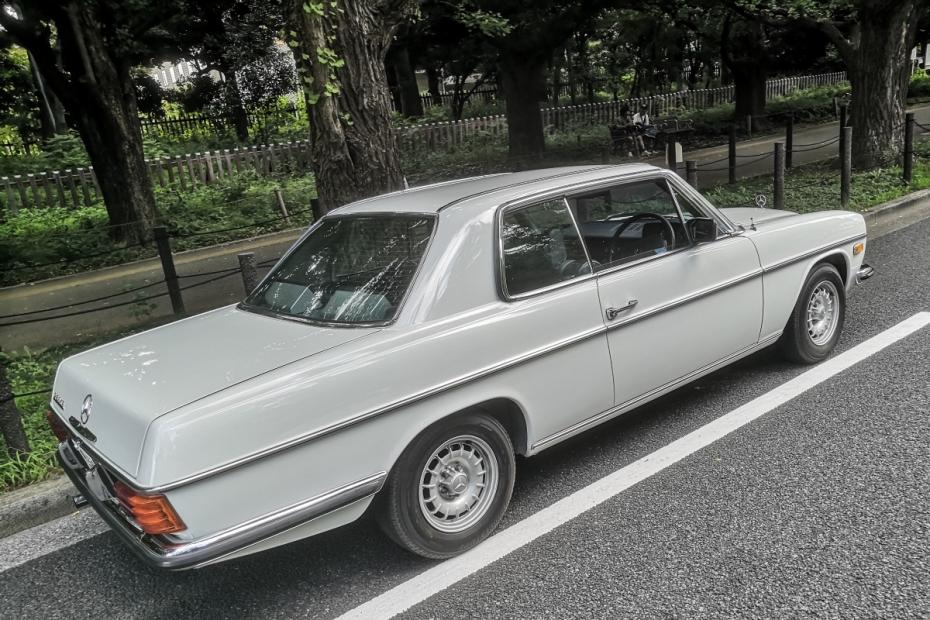 Mercedes-Benz 280 CE (W114) : A eleg&acirc;ncia &agrave; cruzamento de caminhos