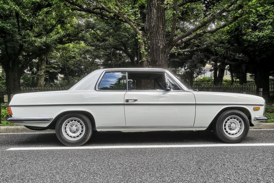 Mercedes-Benz 280 CE (W114) : A eleg&acirc;ncia &agrave; cruzamento de caminhos
