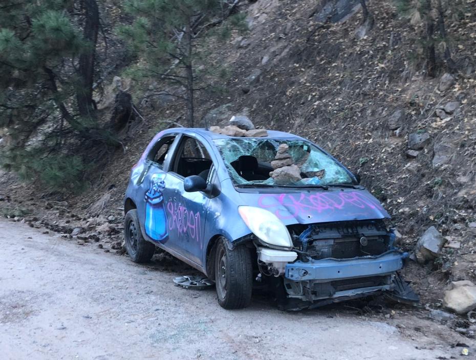 L'enigma della Toyota Yaris abbandonata lungo la strada