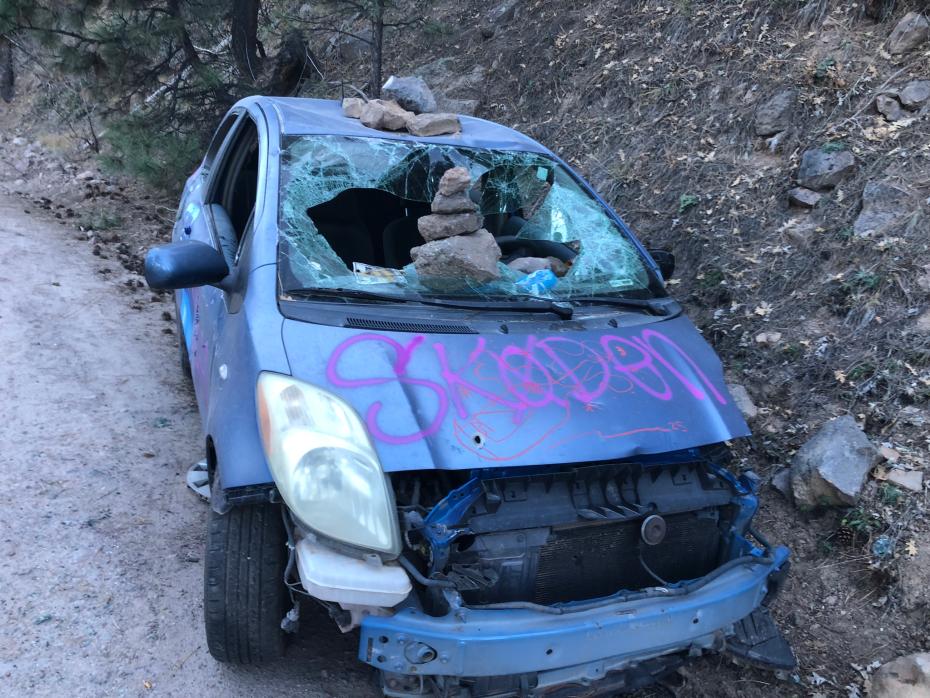 L'enigma della Toyota Yaris abbandonata lungo la strada