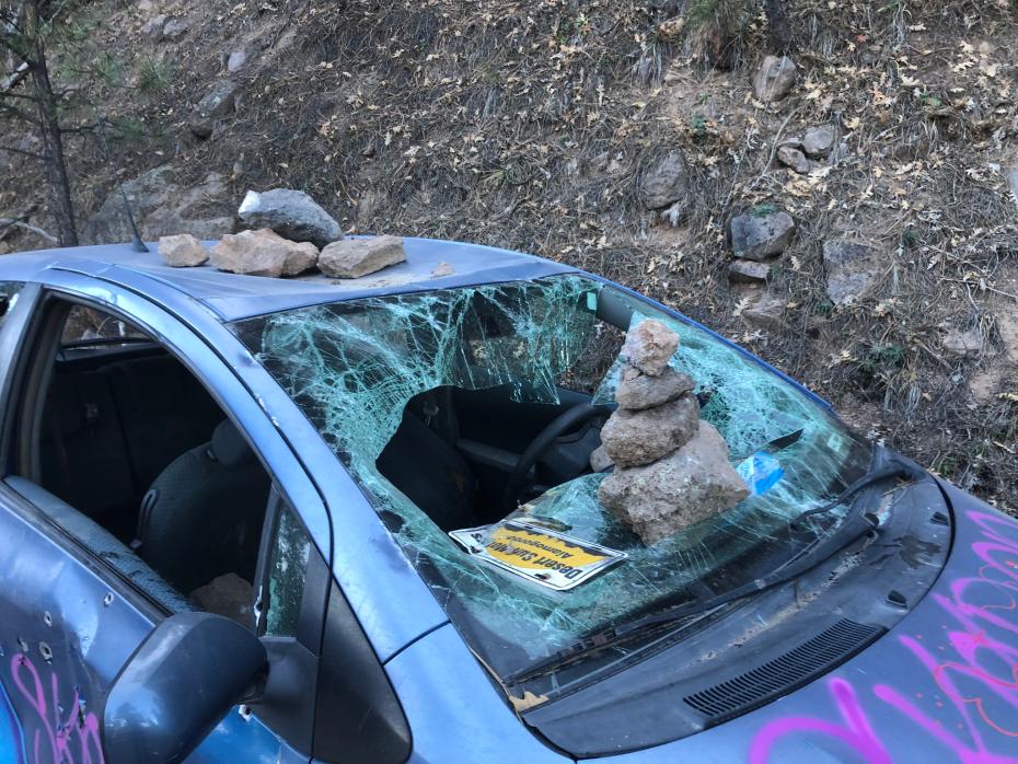 L'enigma della Toyota Yaris abbandonata lungo la strada