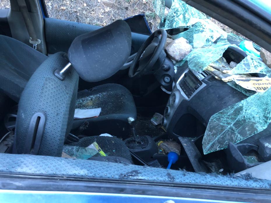 L'enigma della Toyota Yaris abbandonata lungo la strada