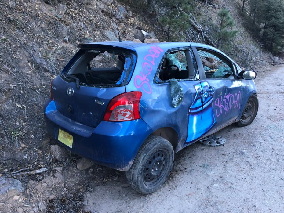 L'enigma della Toyota Yaris abbandonata lungo la strada