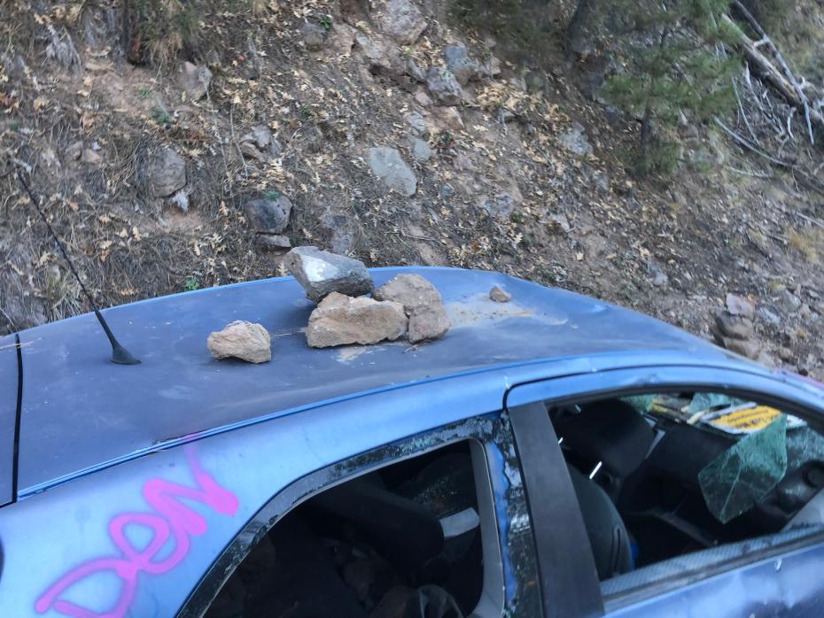 L'enigma della Toyota Yaris abbandonata lungo la strada