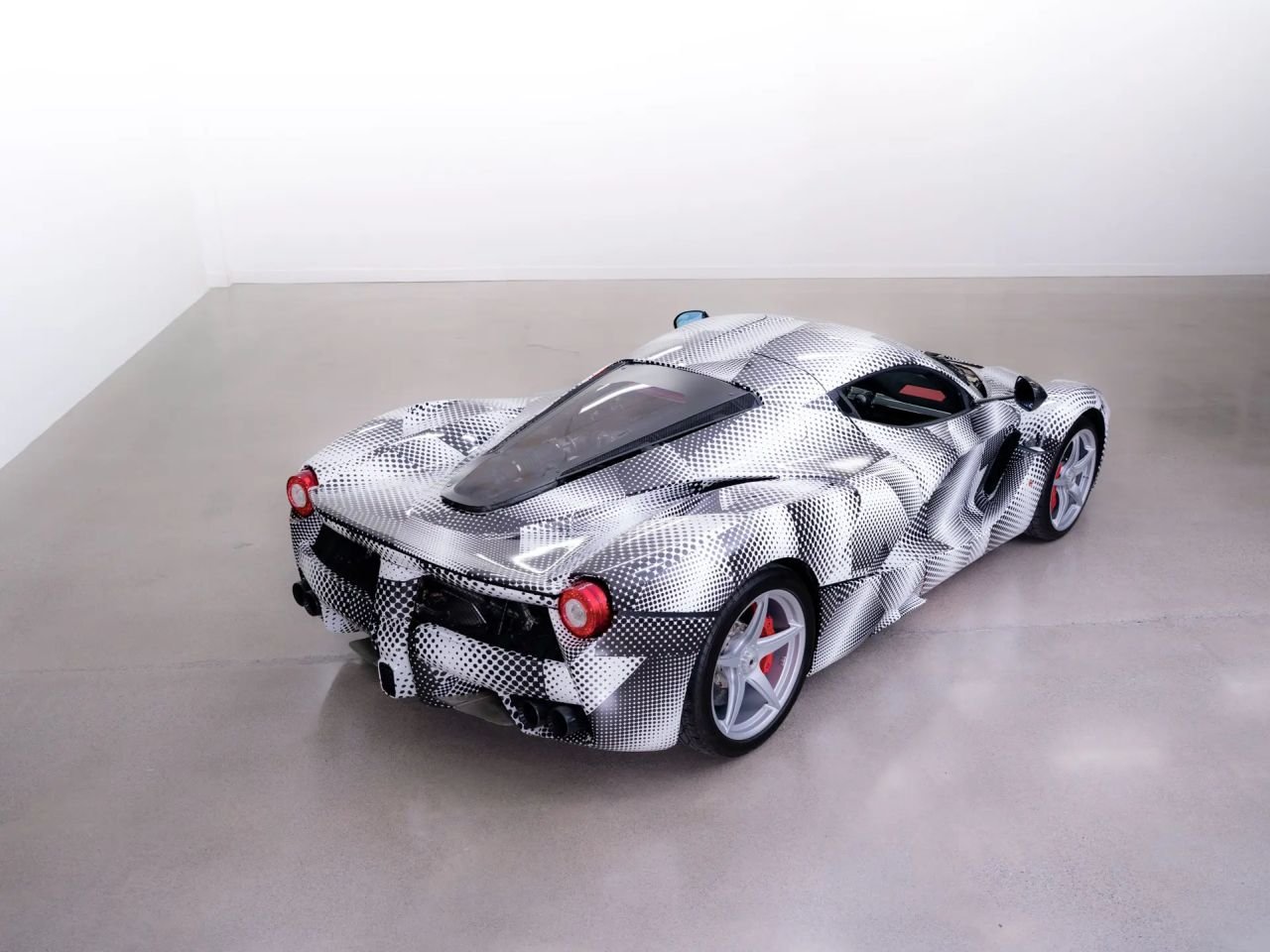 2012 Ferrari LaFerrari prototyp sprzedany za 2,4 miliona dolar&oacute;w na aukcji