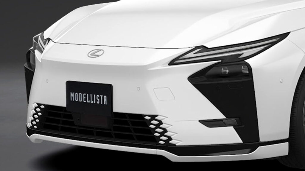 Lexus ES reçoit une touche sportive de Modellista au Tokyo Auto Salon.