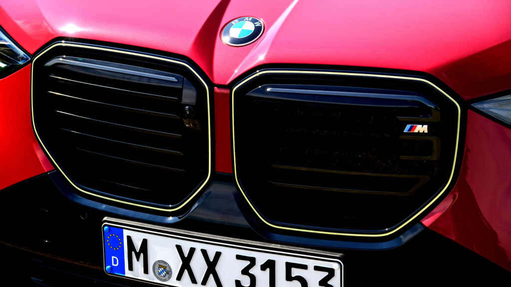 La division M de BMW bat des records de ventes malgré des controverses sur le design.